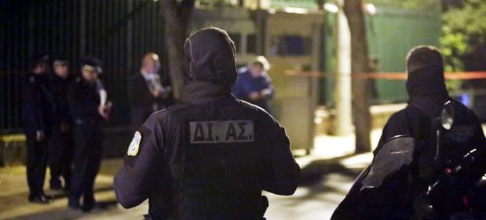Πως τα φέρνει η ζωή… – Εκλεψαν ηγετικό στέλεχος του Ρουβίκωνα – Ετρεξε αμέσως για βοήθεια στην Αστυνομία!